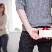 今年のバレンタインは男性から。彼女に想いを伝えるための3つのTIPS