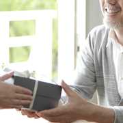 50代男性へのプレゼントリスト。心を刺激するギフトは“大人クオリティ”で選ぼう