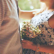 結婚8年目に人気のプレゼント特集。記念日の名称「ゴム婚式」の意味とは?