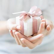 ネイルのプレゼントおすすめ21選!女性がもらって嬉しいマニュキュアギフト特集