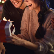 クリスマスのサプライズプレゼント24選!彼氏や彼女が感動するプレゼントの渡し方