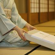 【菓子折りの意味とは】お礼やお詫びの渡し方マナー&人気ギフト特集