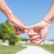 あなたの彼は大丈夫?乾燥しがちな男性の手を優しく覆うハンドクリームのプレゼント