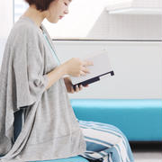 良いギフトを選ぶなら。上質な着こなしを届ける、minoのニットポンチョ。