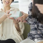 人生を全力で駆け抜けた女性へ。定年祝いのプレゼントで伝えたいメッセージ