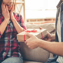 彼女が喜ぶプレゼント特集!何でもない日のちょっとした贈り物とは?