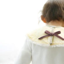 女の子向けの出産祝いは何がいい?ロンパースからおもちゃまで、喜ばれるギフト特集