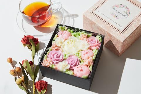 ピンクのボックスフラワーケーキ